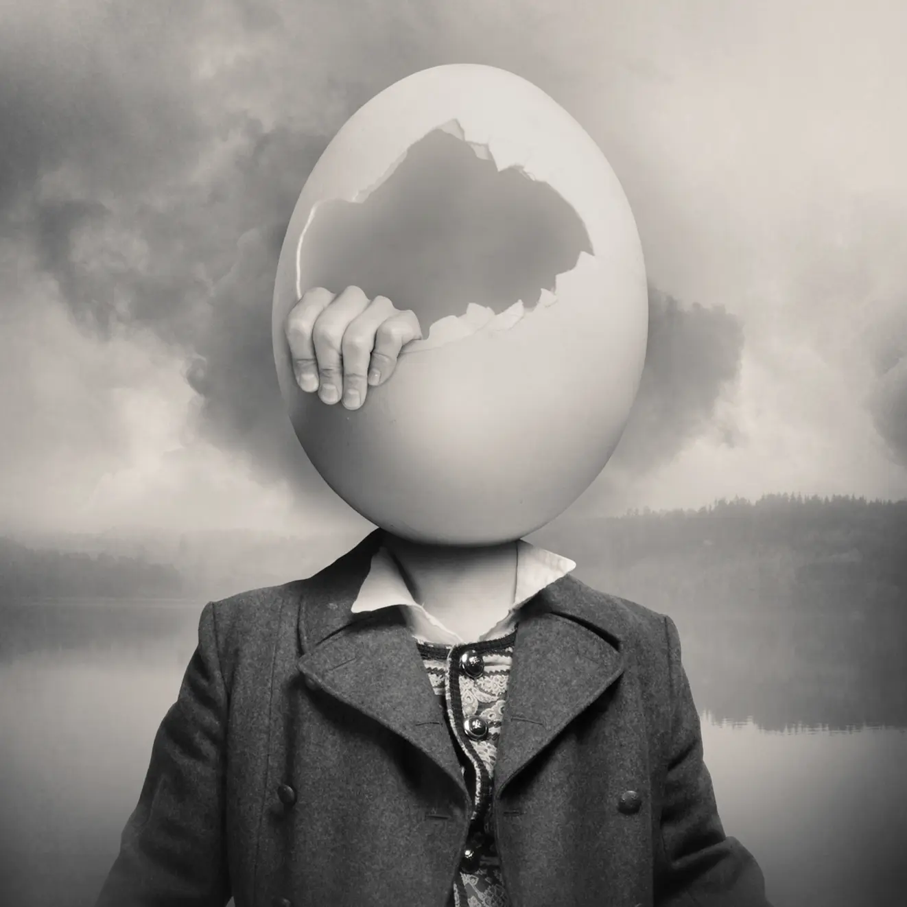 22 Famous Surrealist Photographers To Inspire Your Next Experiment