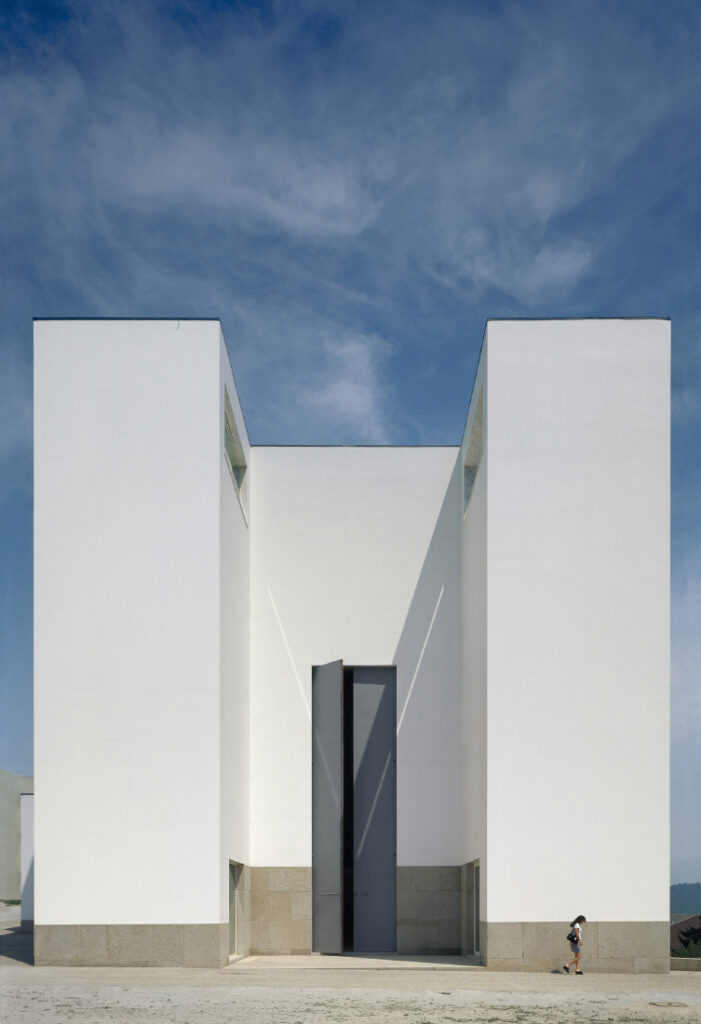 An exterior architectural shot of a white building by Duccio Malagamba